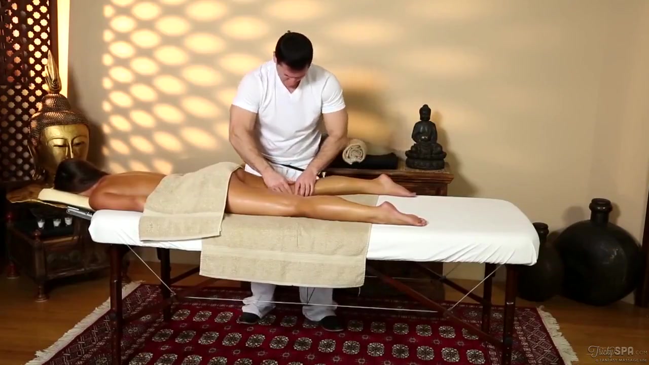 Tanned Skinny Teen 18+ Gave Masseur A Blowjob