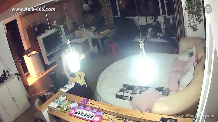 Hackers use the camera to remote monitoring of a lover's home life.250_2