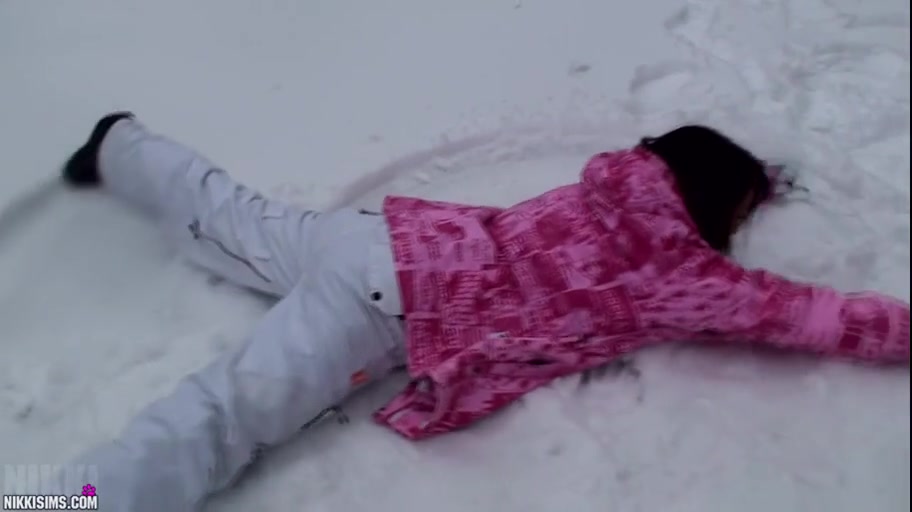 Nikki Snow Ball Fight Video