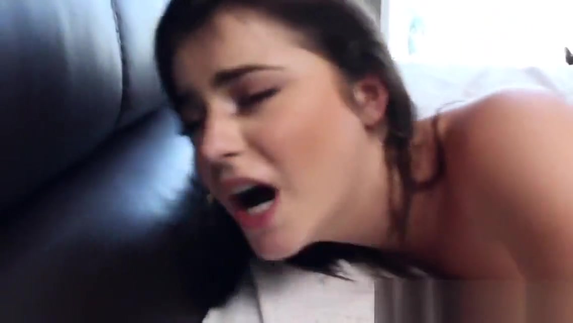 teen 18+ babysitter gets oral