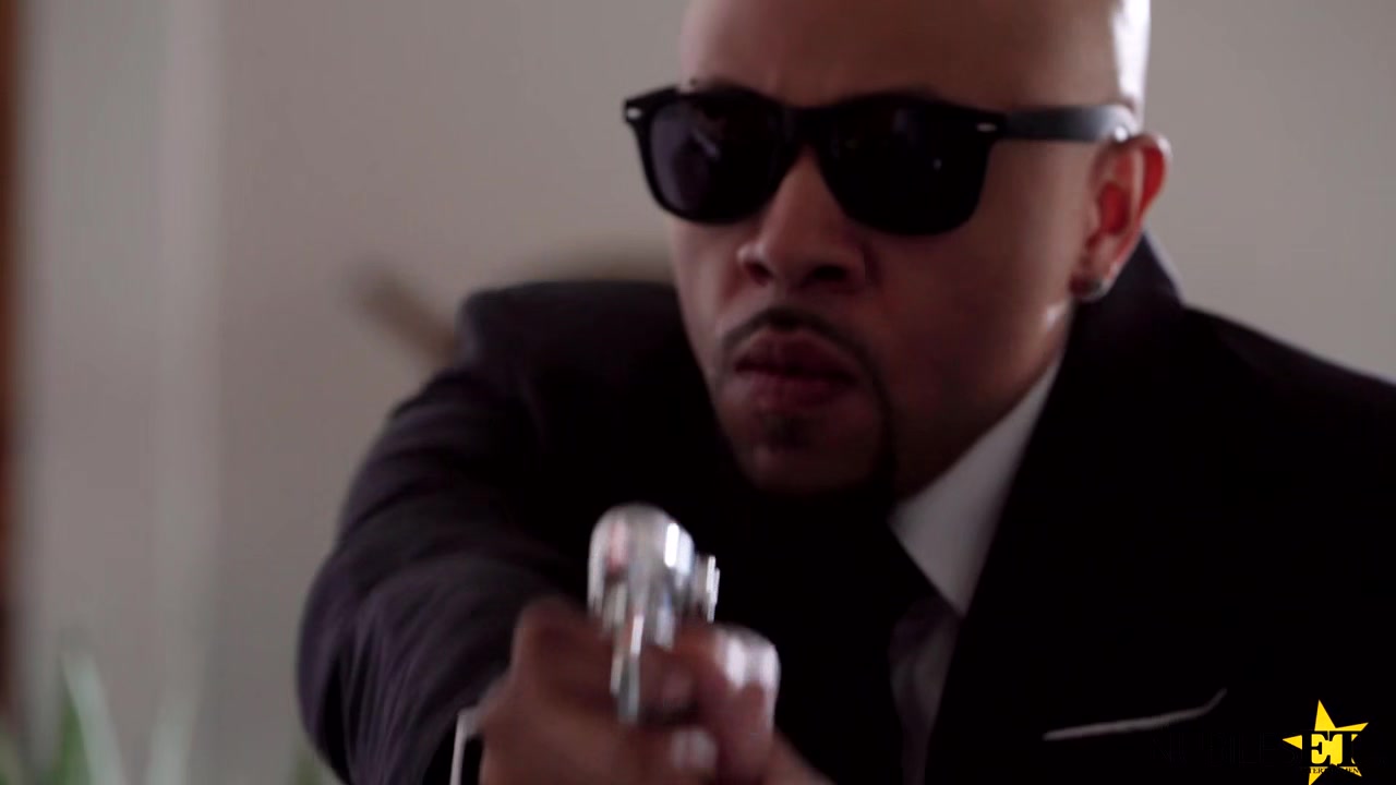 Here Cum The Men In Black - S3:E1