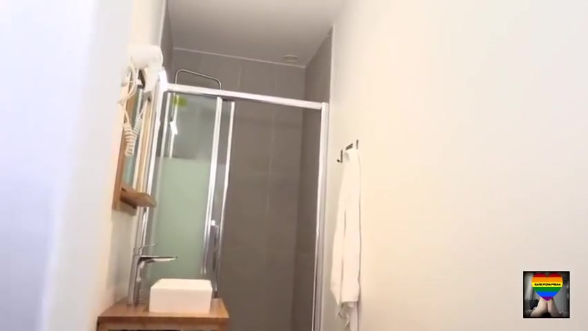 Trois Amis Prennent Une Douche