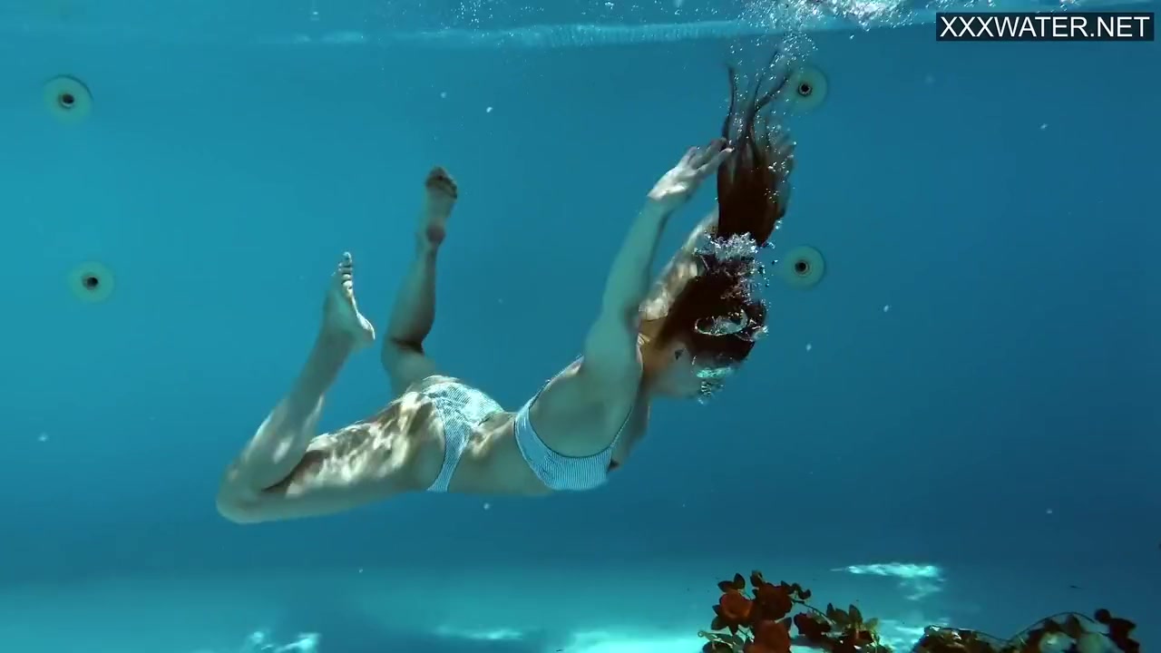 Mia Split - Russian Gymnast Swimming