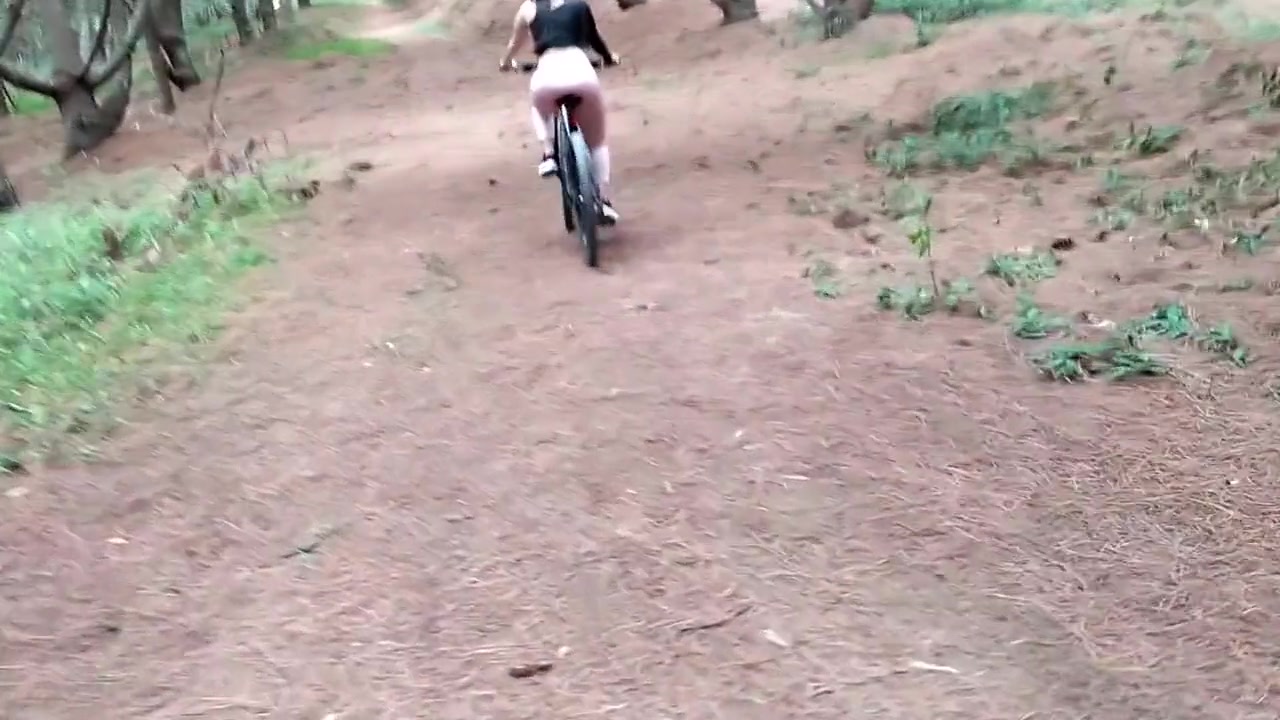 Paseo En Bicicleta Termino Con En Medio Del Bosque Con Mi Nuevo Amigo - Sexo Duro