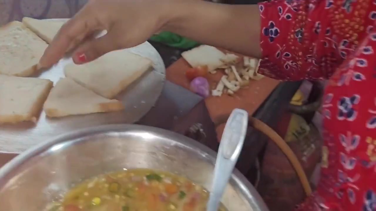 Desi Girl Khana Banate Banate Apane Yaar Ke Sath Chud Gahi