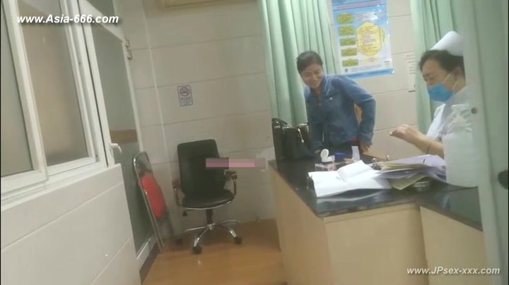 peeping chinese woman to go to the hospital for an injection.1
