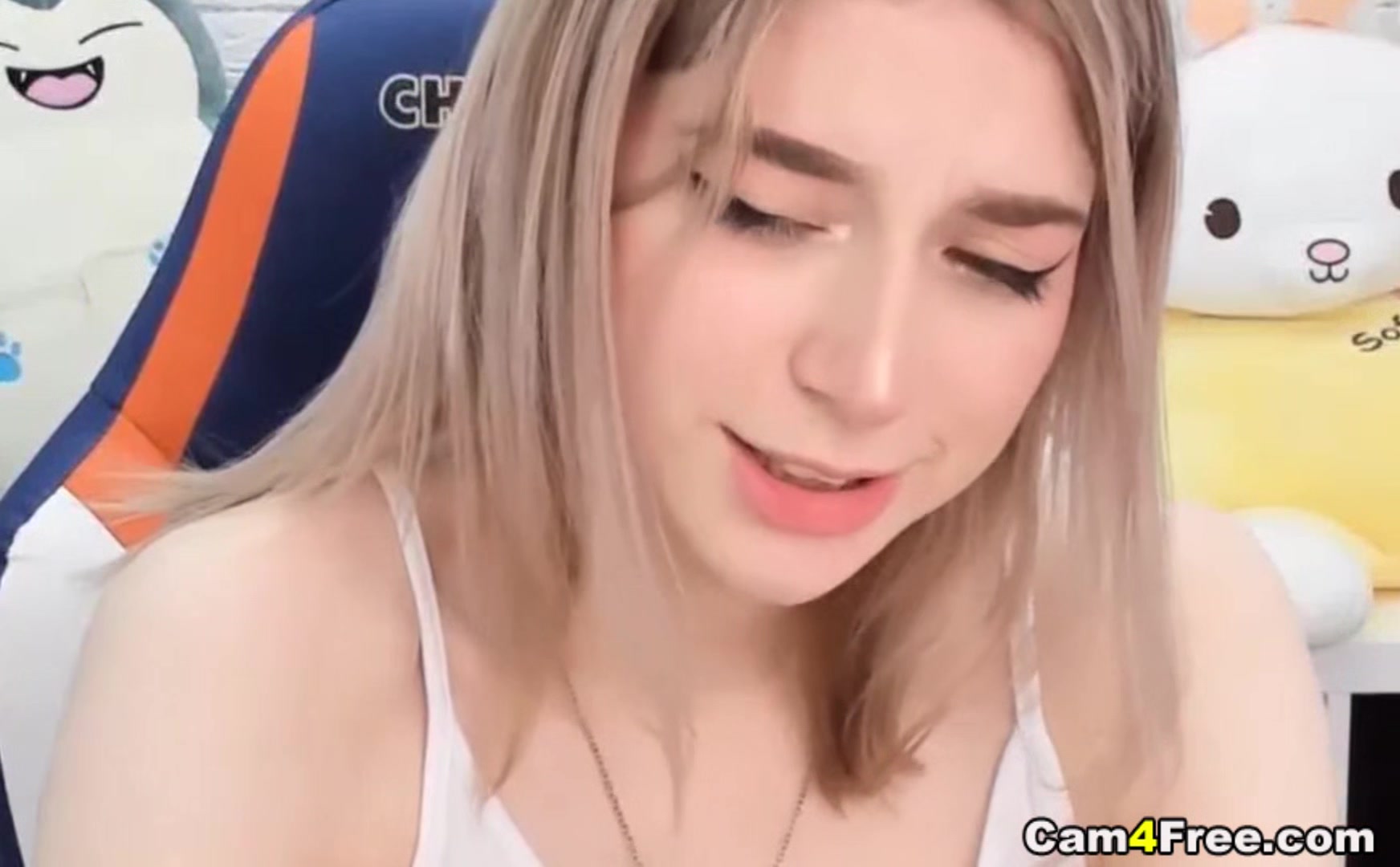 Skinny cute babe show you how to play it well
