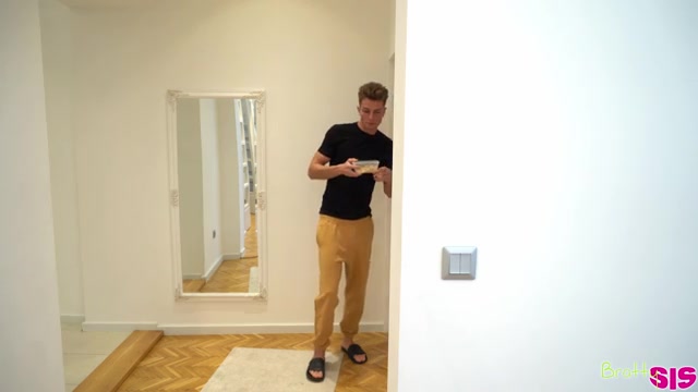 In My Stepsisters Bedroom - S26:E9 - Brattysis