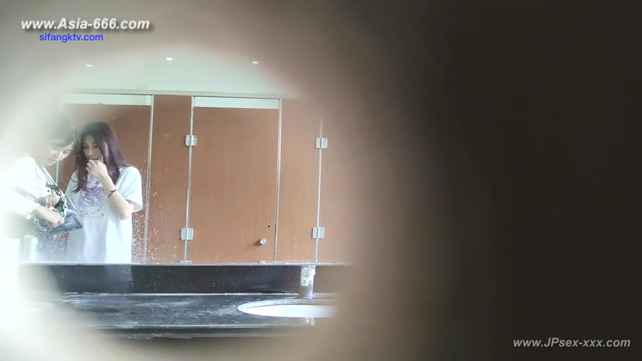 chinese girls go to toilet.300