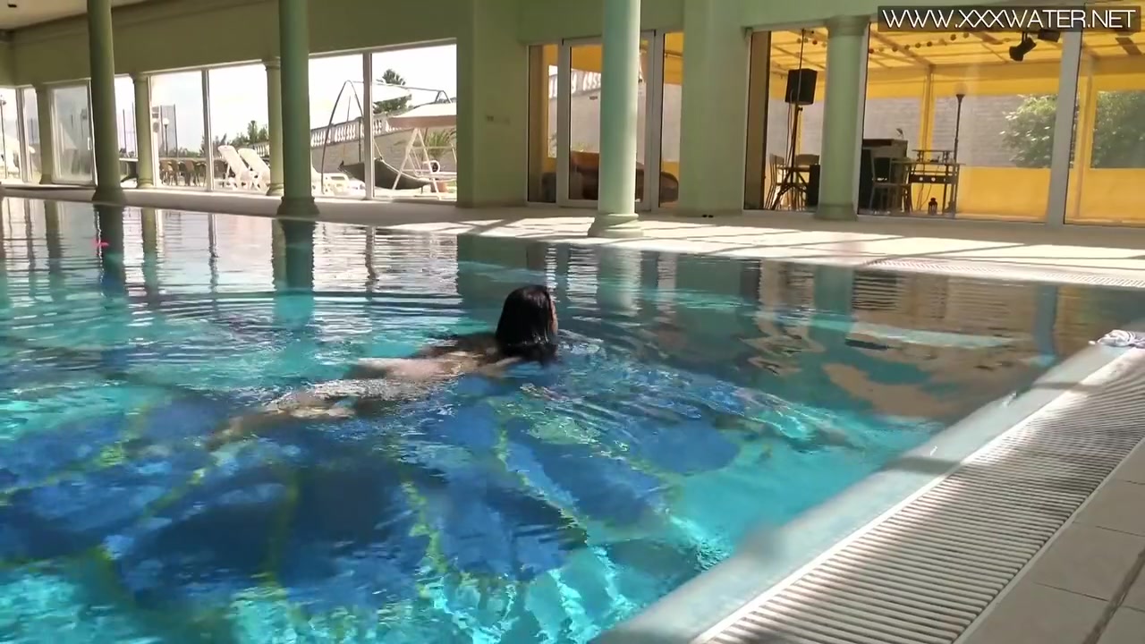 Jessica Lincoln In Cute Average Body Babe Jessica Swimming