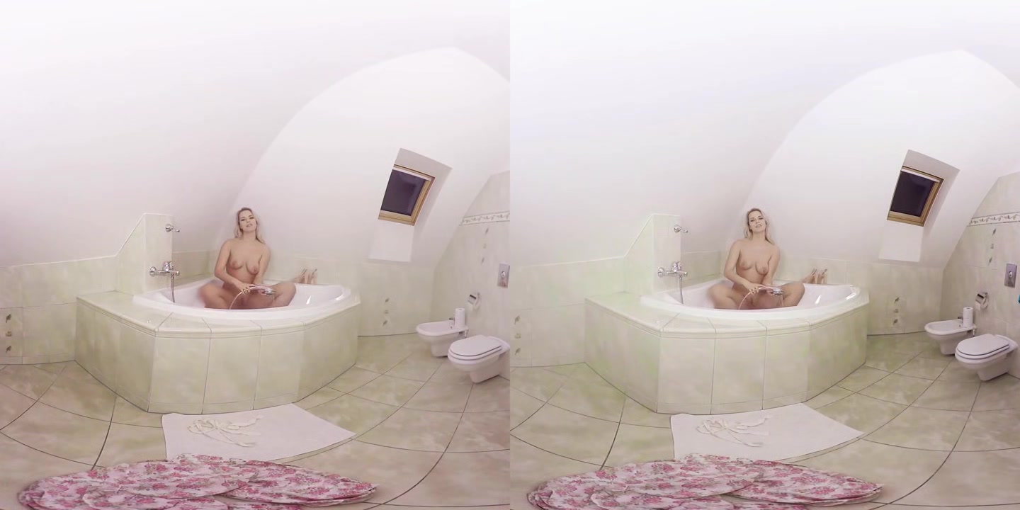 Nikky Dream Plays in the Tub