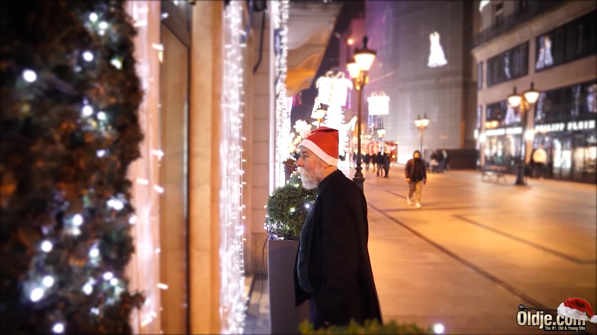 Old Santa has sex with petite teen 18+ and fucks her mouth