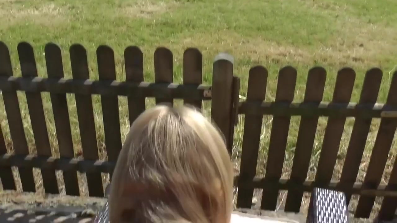Dirty Tina - In Nachbars (cuckold) Garten