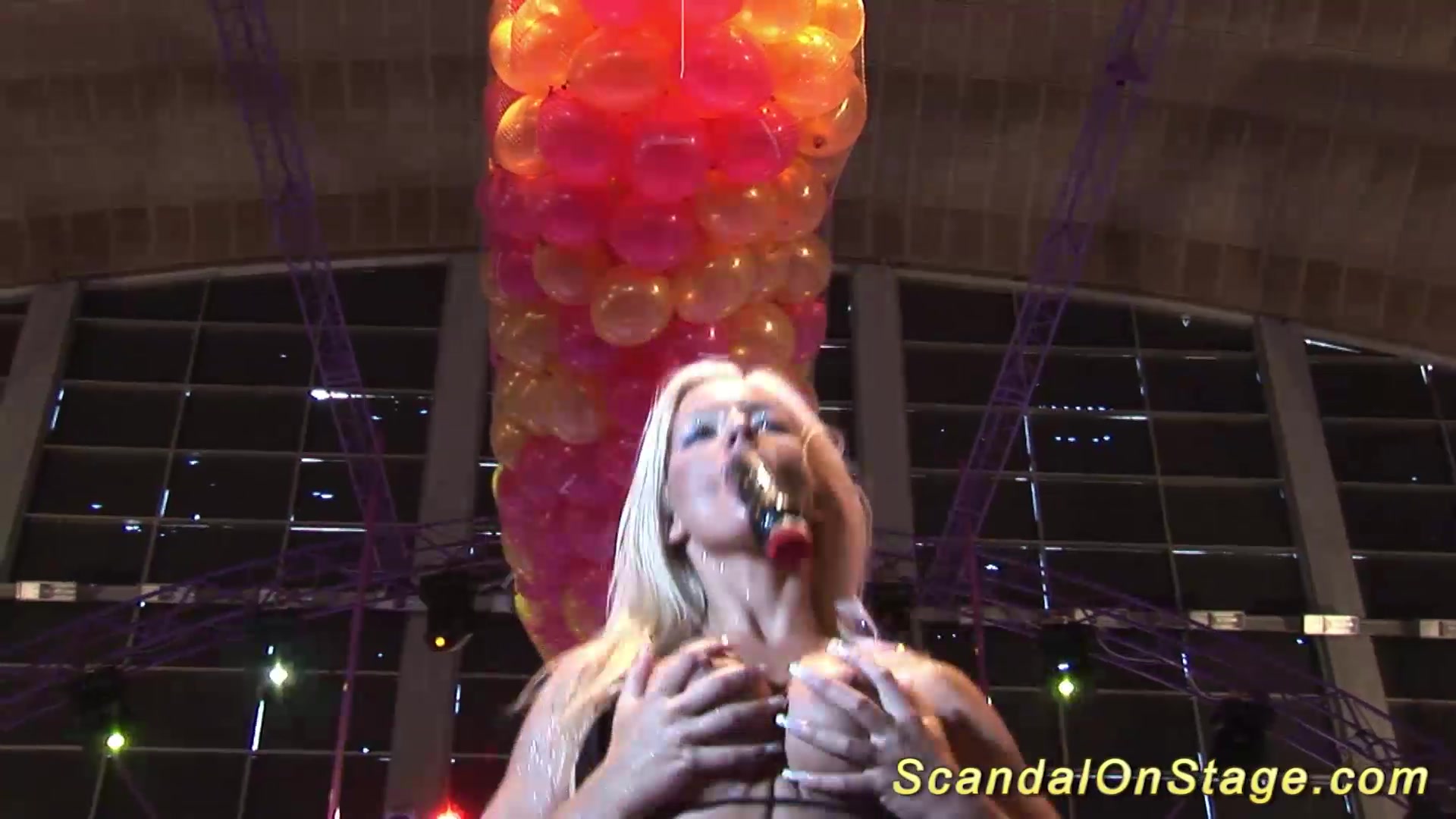hot stripshow on public stage