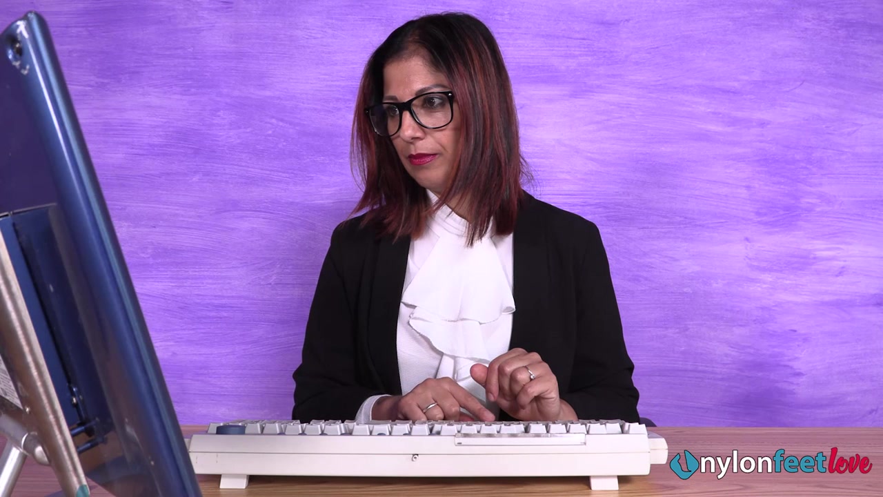 Super-hot secretary Simoncina shows off her nyloned feet