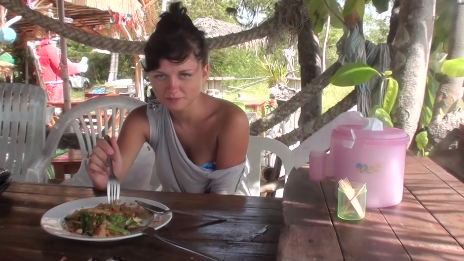 Bella in sloppy blowjob and hardcore sex on the beach
