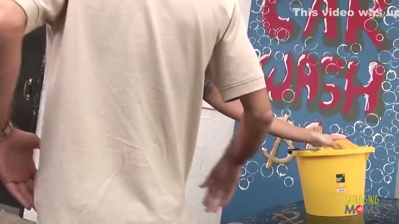 Car Wash Babe Gets Her Cunt Drilled By Her Customer