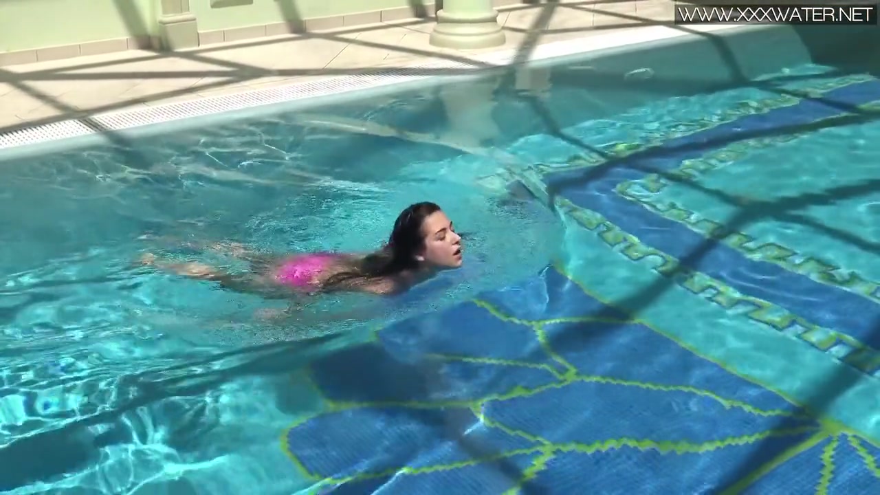 Jessica Lincoln In Cute Average Body Babe Jessica Swimming