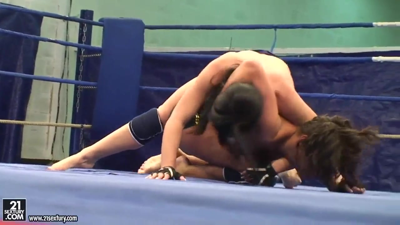 Honey Demon and Melanie Memphis wrestling