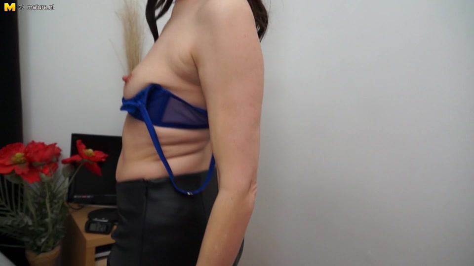 Horny British Housewife Teasing Her Wet Pussy - MatureNL