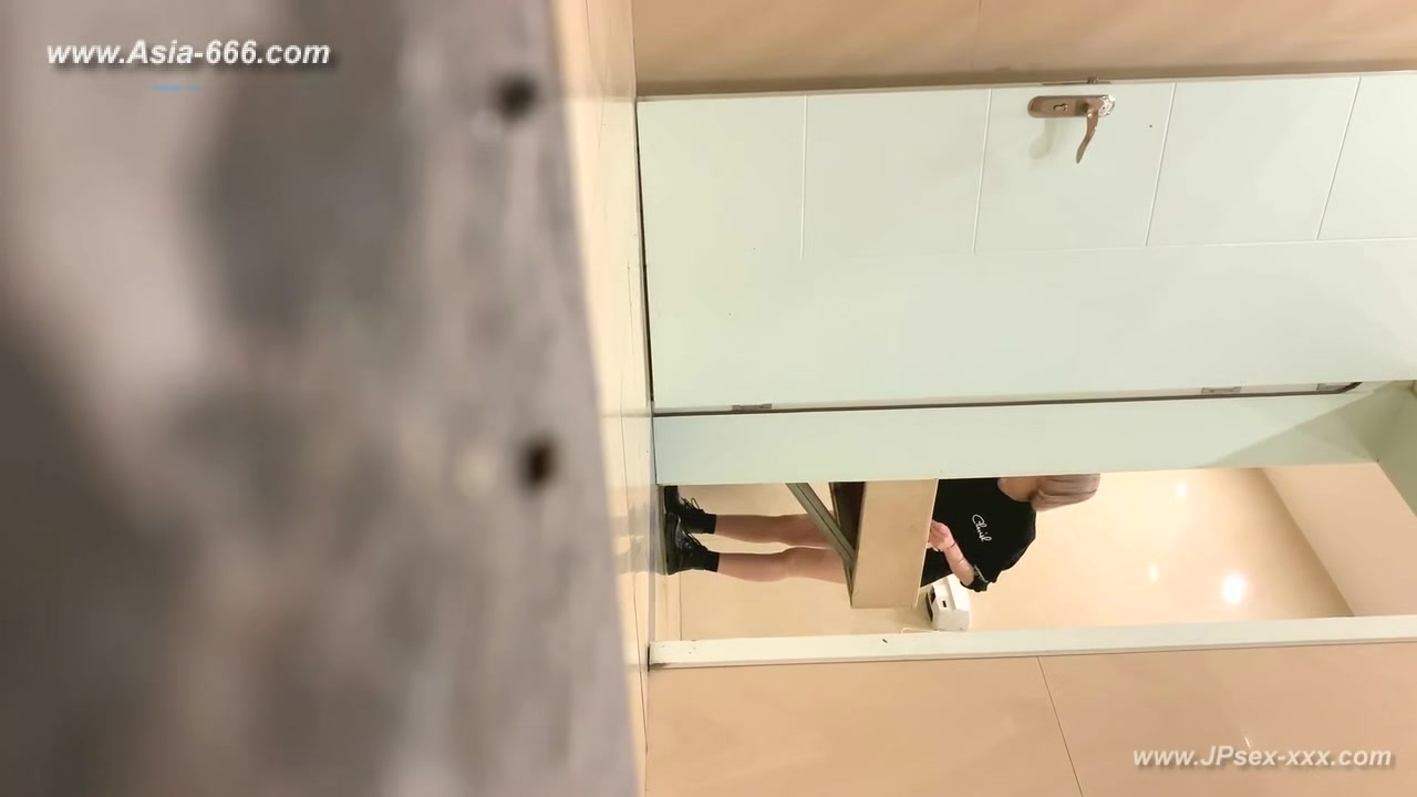 chinese girls go to toilet.***