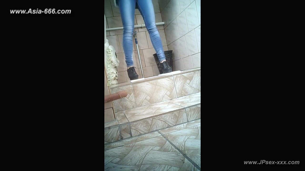 peeping blondes go to toilet.46