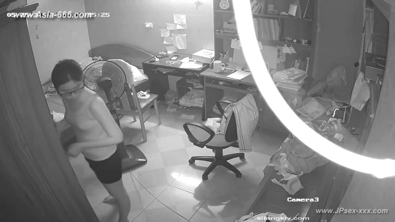 Hackers use the camera to remote monitoring of a lover's home life.598
