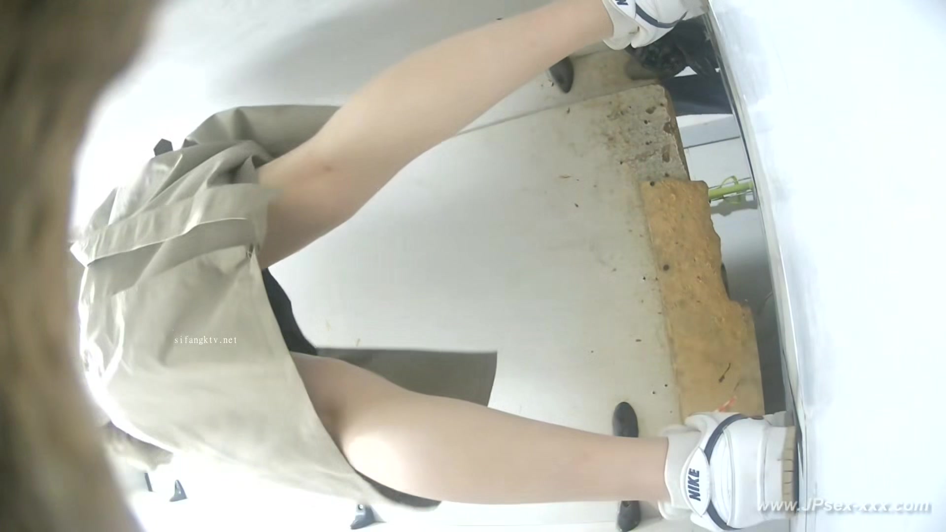 chinese girls go to toilet.567
