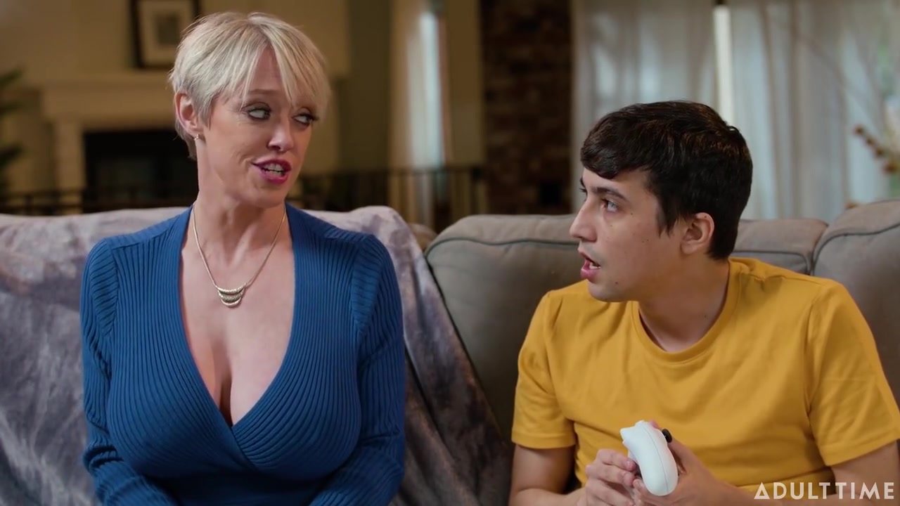 Dee Williams In Sucks Stepsons Cock While Hes Gaming