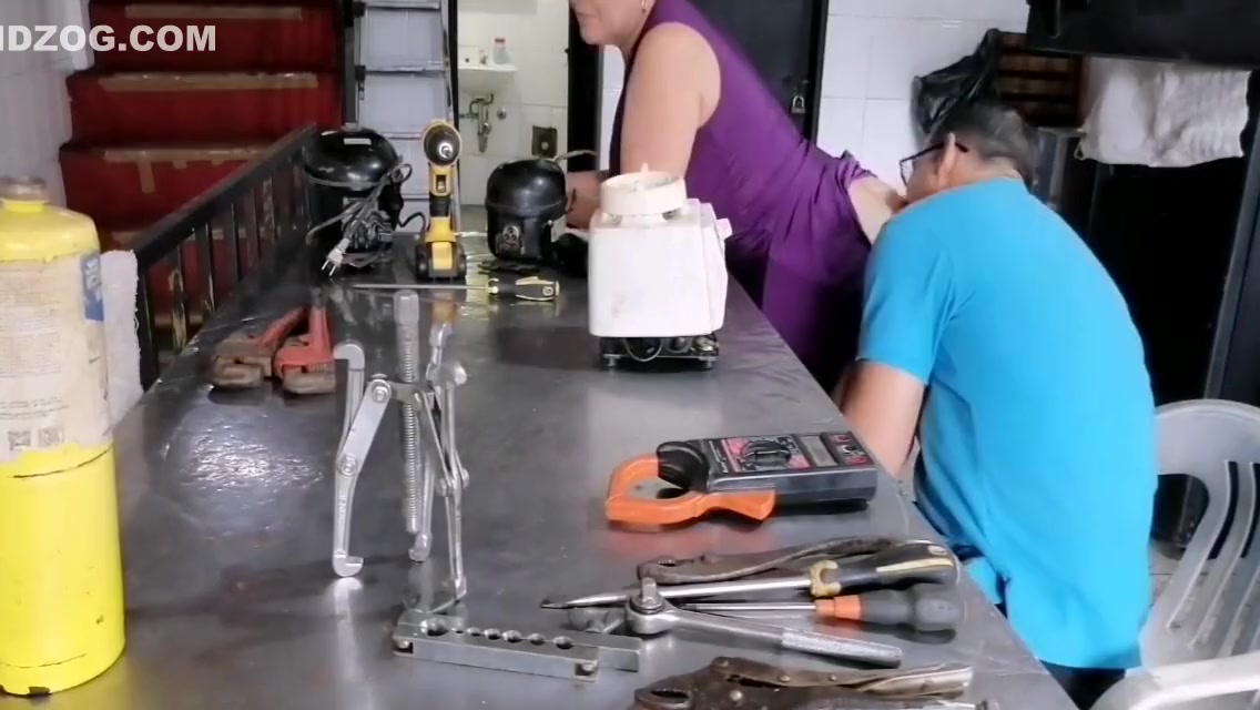 Esta Chica Llega A Mi Taller En Busca De Ayuda Para Su Electrodomestico Pero En Realidad Lo Que Quiere Es Que Le De Verga. Pues Ya Me Habia Cojido Antes. Y De Verdad Que Esta Muy Rica 11 Min
