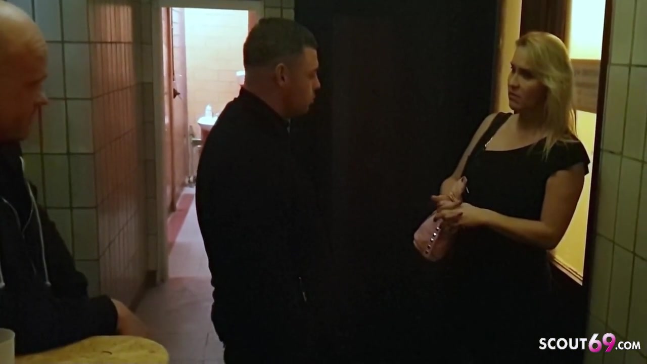 Julia Pink - German Mature Give A Toilette Fuck For Stranger At Disco