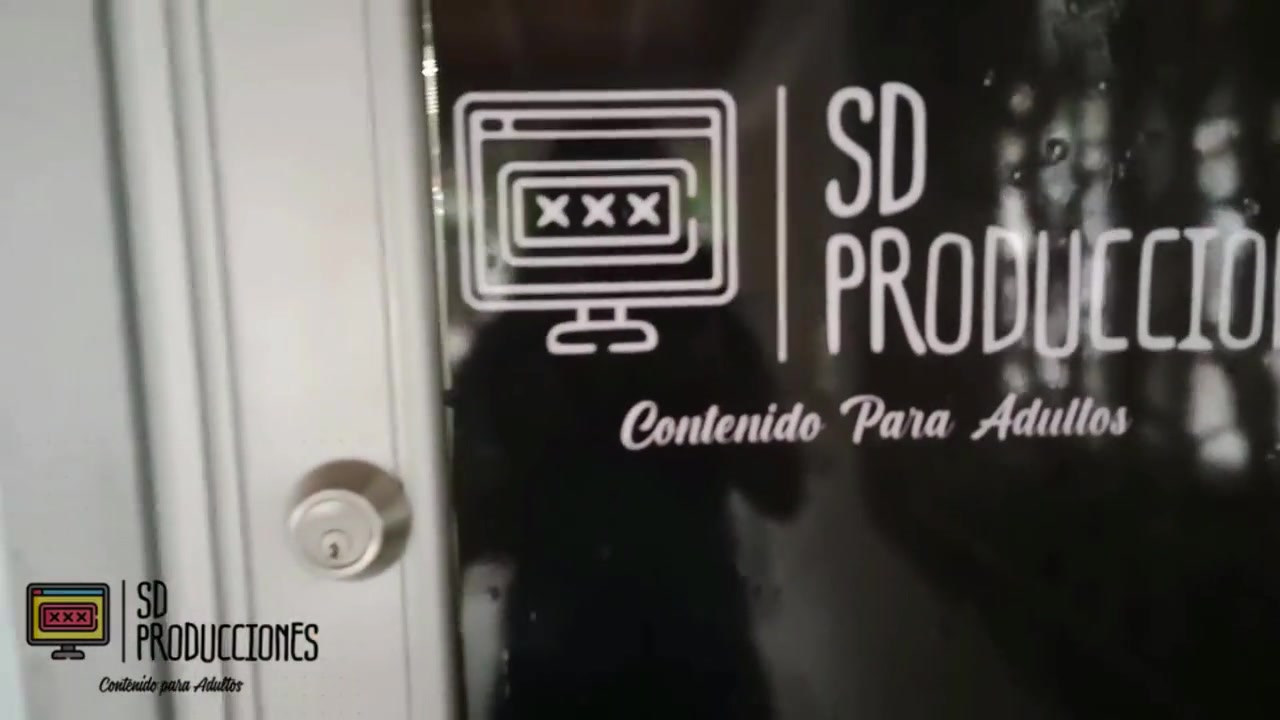 Encuentro A Mi Hermanastra Masturbandose En El Bano - Parte 1 - Porno En Espanol