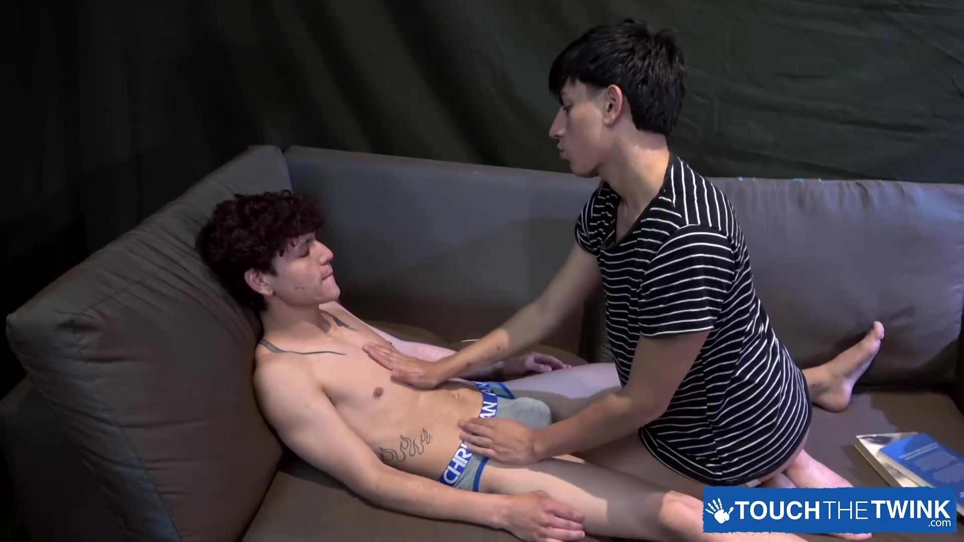 Leonel Russell Receives From Rene Sava An Amazing Blowjob