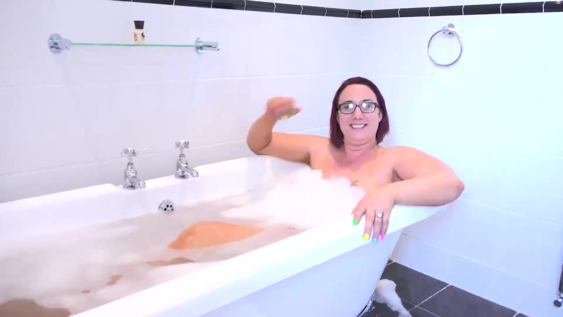 Sara In The Bath - SaraBanks