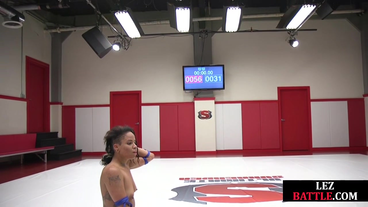 Wrestling Ebony dyke licks winners cunt after fight in arena