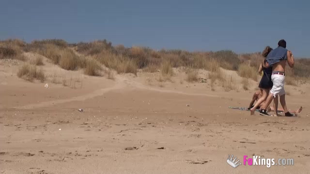 She fucks a guy in a beach full of