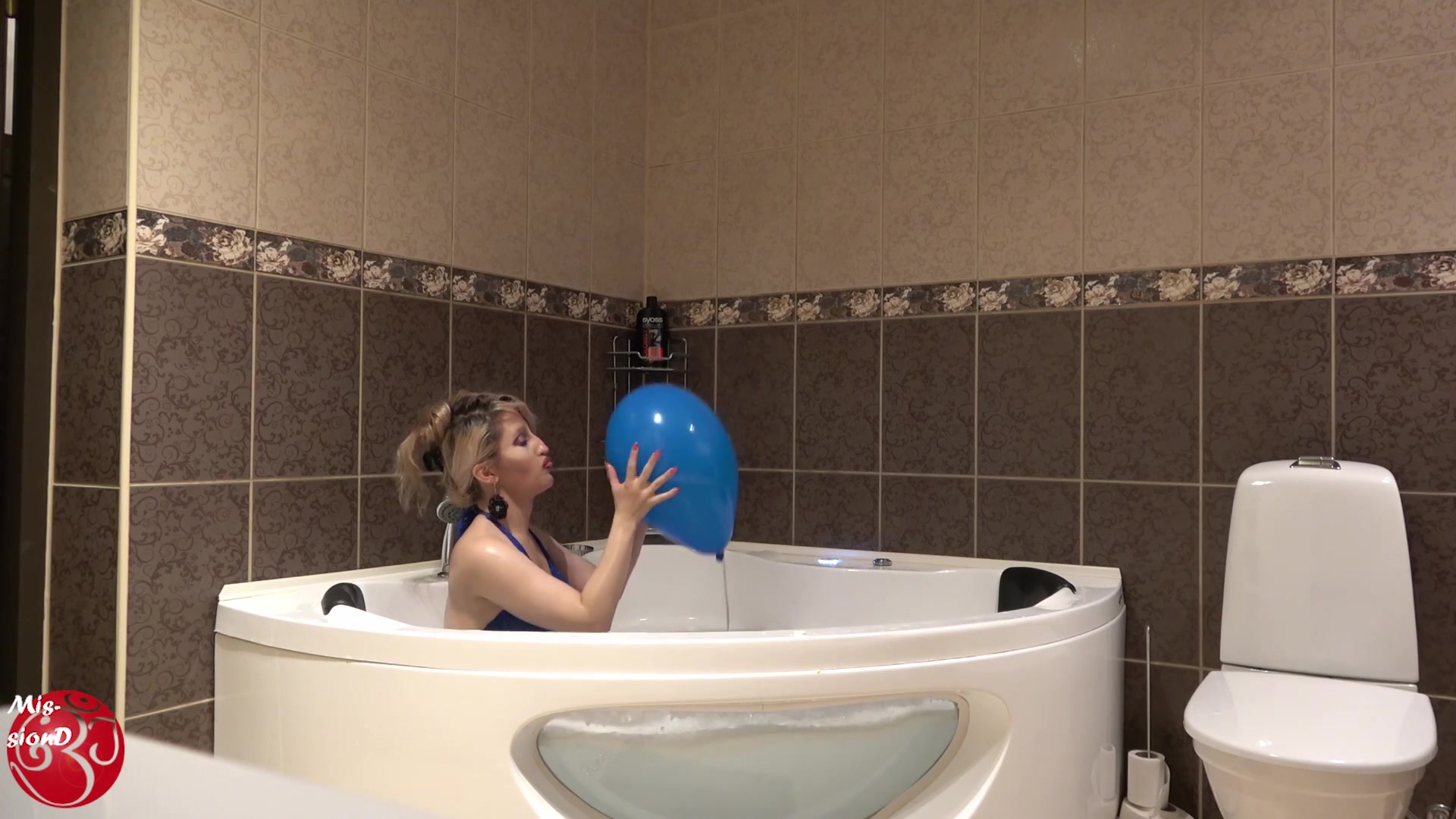 Bathtub With Bubbles And Balloon - Sex Movies Featuring Findom Goaldigger