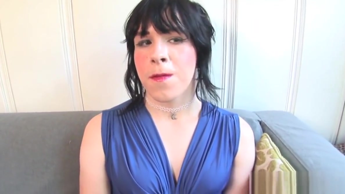 Smalltitted tgirl filmed while wanking