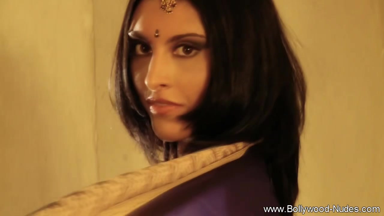 A Seductive and Sexy Dance Moves From An Indian MILF
