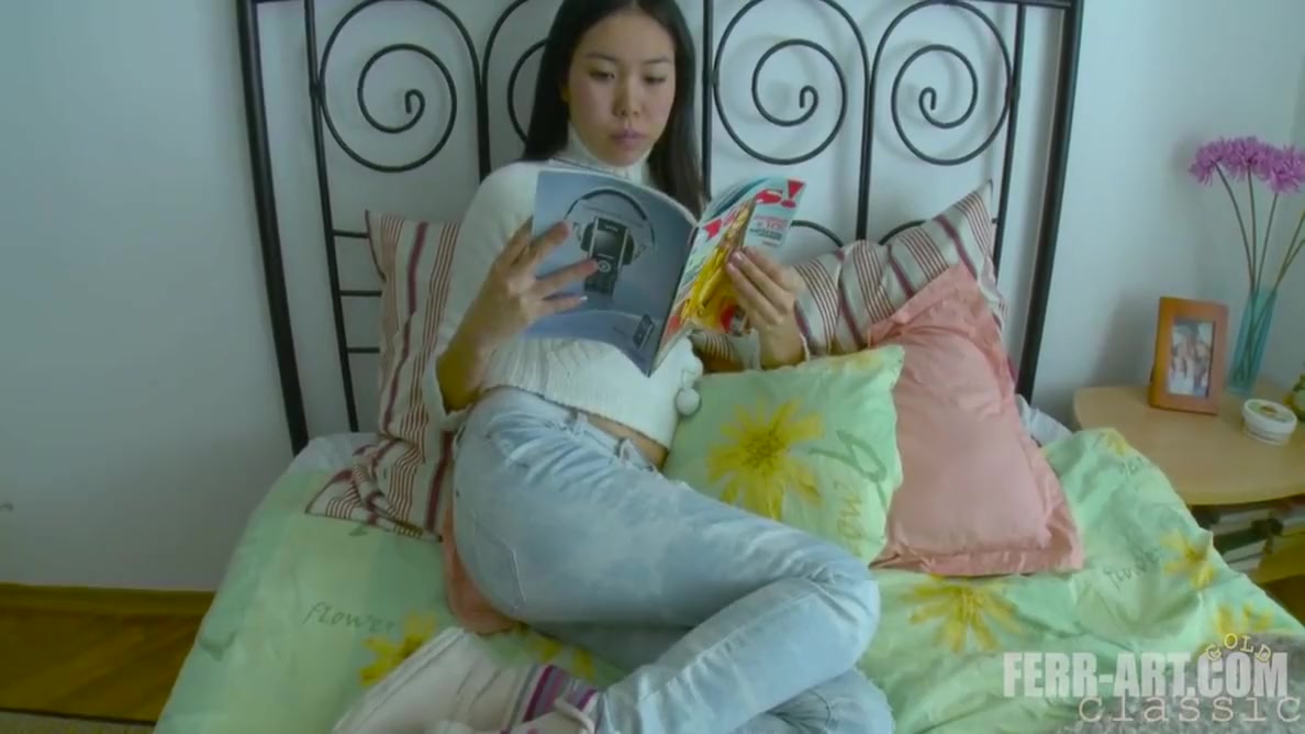 Chinese Girl Tries Anal Plug Then Having Anal Sex