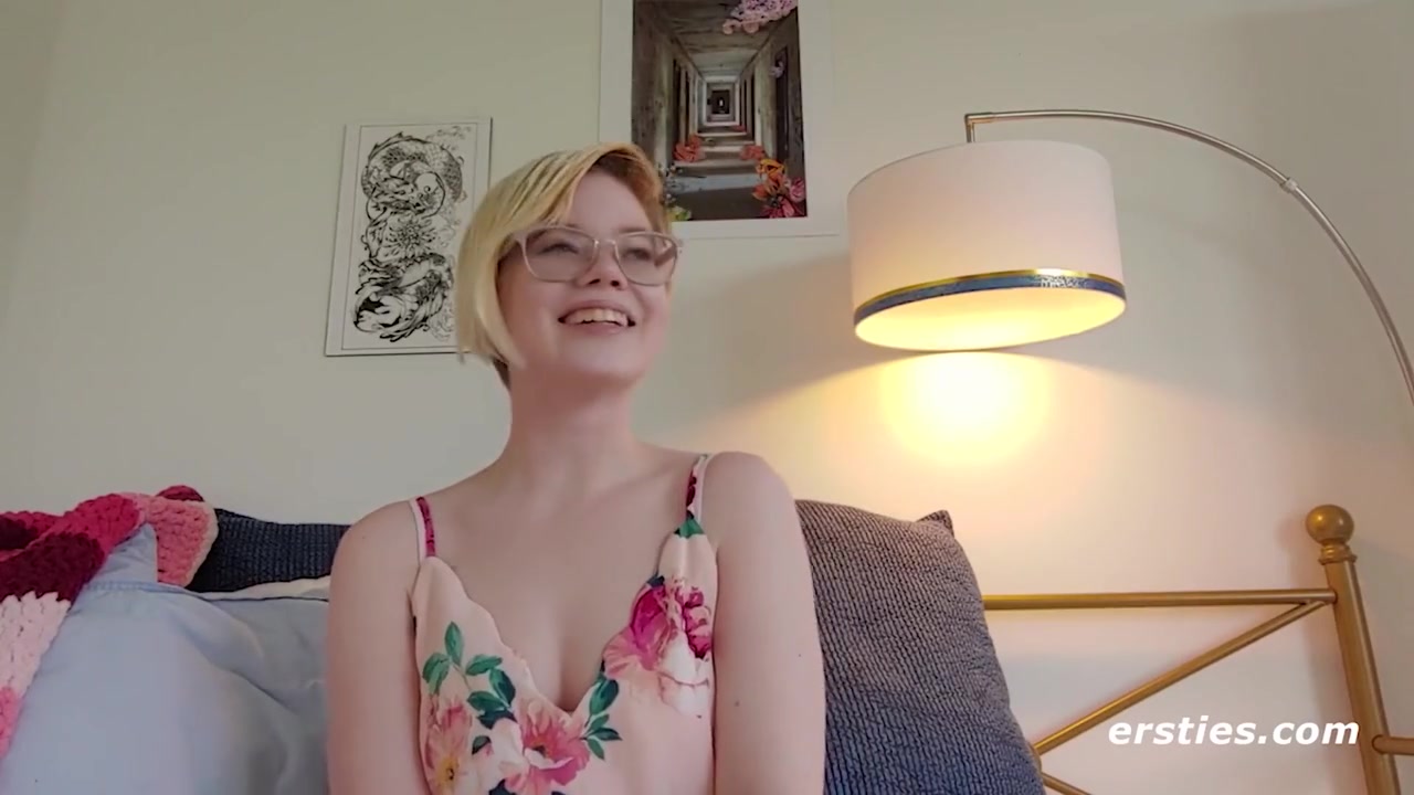 American Hottie Plays With Her Pussy Before Going Anal