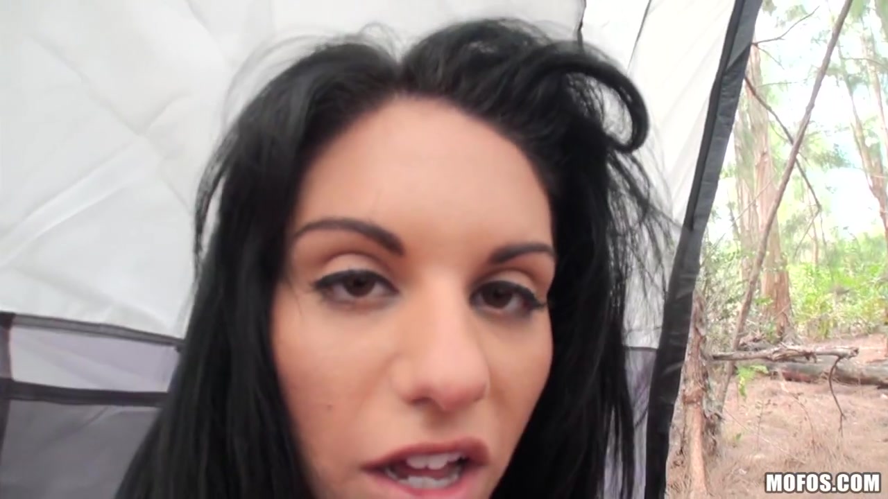 Bella Reese - Camping Aint Facile