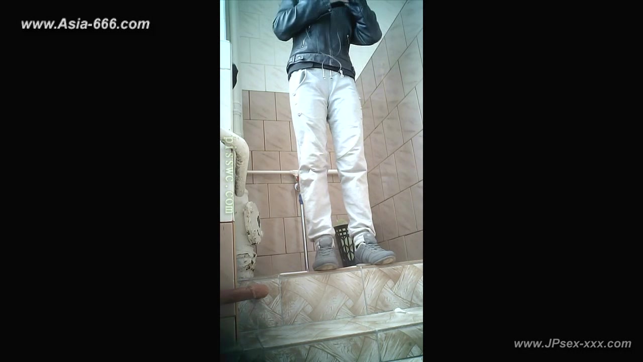 peeping blondes go to toilet.46