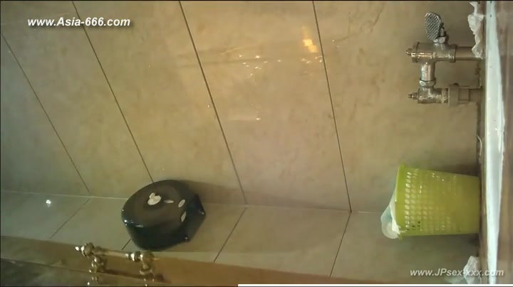 chinese girls go to toilet.80