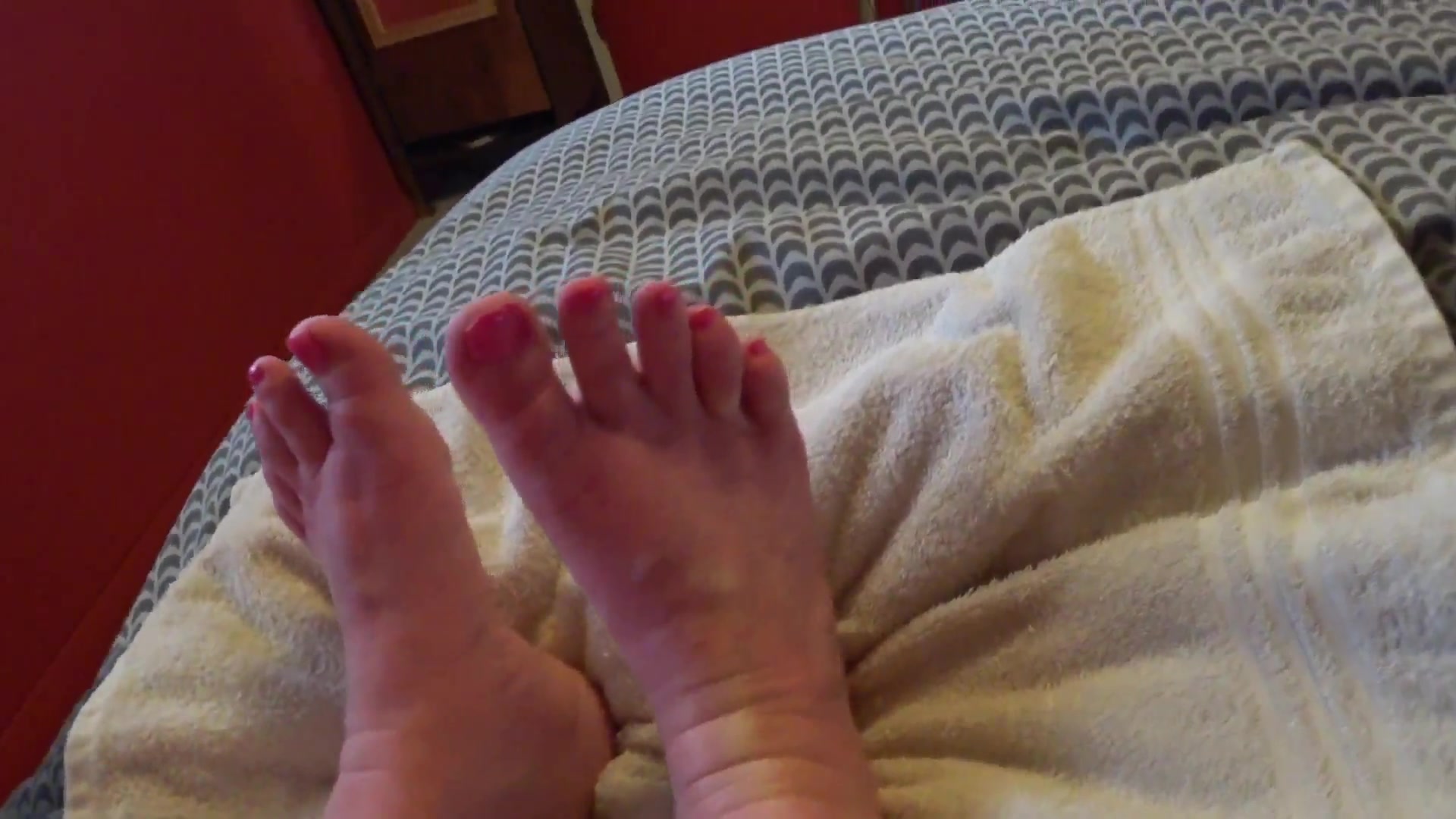 Mesmerised By My Pretty Pink Toes - TacAmateurs