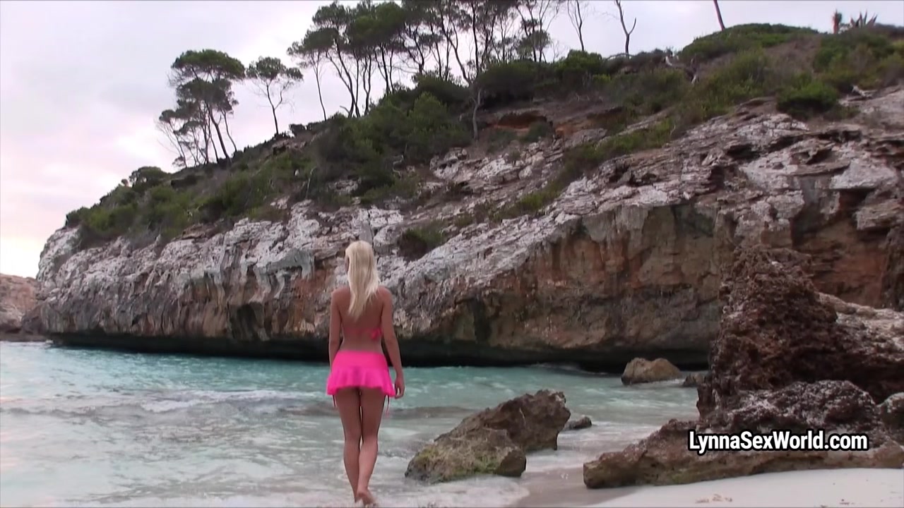 Busty blonde Lynna Nilson masturbates on the wild beach in the littoral