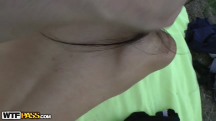 Wicked hottie sucks in the park