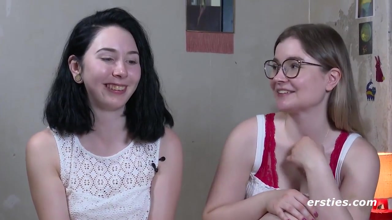 Die 18-jahrige Joanna Hat Ihr Erstes Lesbisches