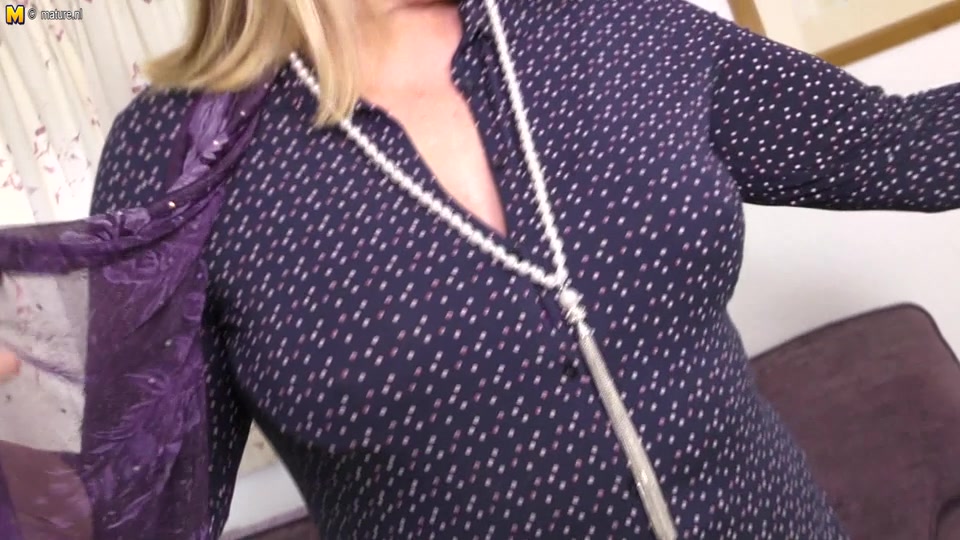 Curvy Housewife Shows Off Her Dirty Ways - MatureNL