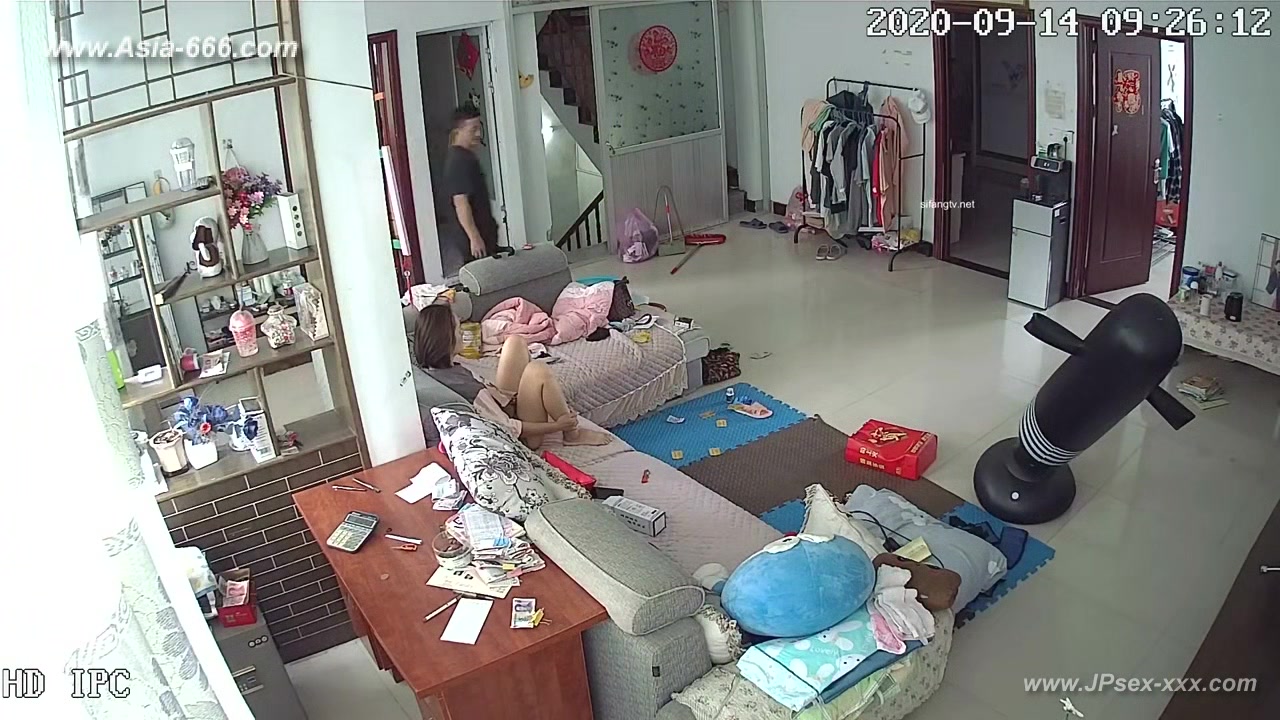 Hackers use the camera to remote monitoring of a lover's home life.609